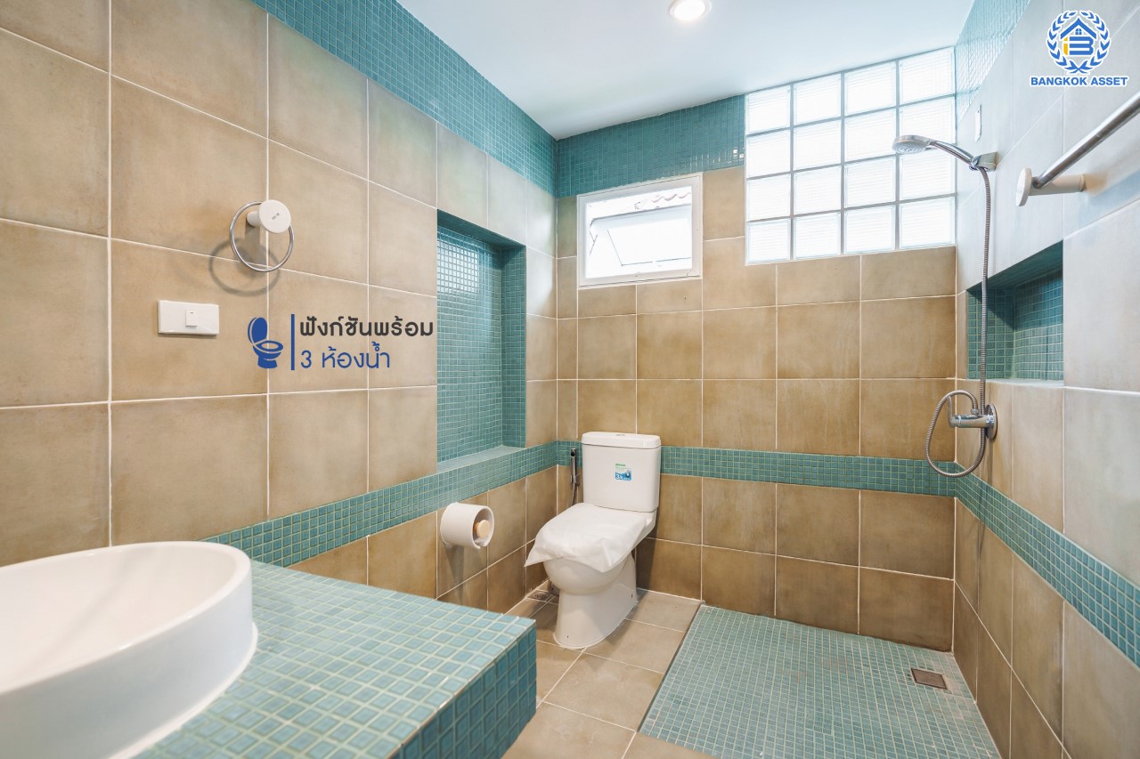 บ้านมือสองตกแต่งใหม่ ม.พิชชานันท์ สุคนธสวัสดิ์ หลังมุม เนื้อที่ 53.9 ตร.ว. ฟังก์ชัน 3 ห้องนอน 3 ห้องน้ำ 2 ที่จอดรถ พร้อม Living Area กว้างขวางชั้นสอง บนทำเลใจกลางเมือง! เชื่อมต่อทั้งถนนประเสริฐมนูญกิจ ,เกษตร-นวมินทร์, ลาดพร้าว, รัชโยธินฯ ใกล้ทางด่วนรามอินทรา และรถไฟฟ้าสายสีน้ำตาล "สถานีโรงเรียนสตรีวิทยา2"